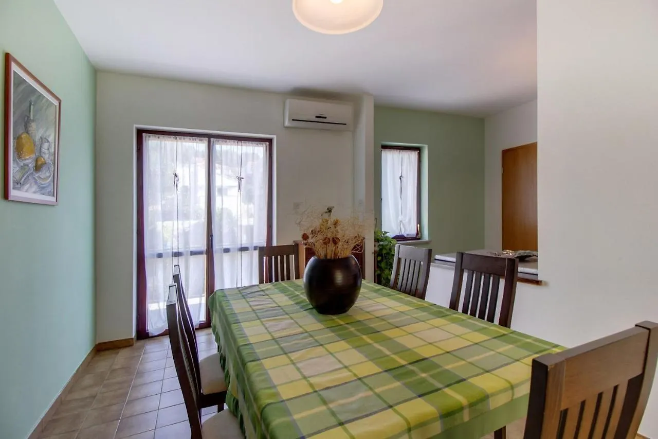 Apartment In Mali Losinj 35205